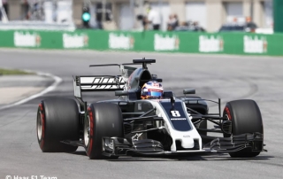 Viernes discreto de Haas en el GP de Italia 2017. Los pilotos oficiales de la escudería americana, Romain Grosjean y Kevin Magnussen han completado los Libres 1 y 2 en el Autodromo Nazionale di Monza con sensaciones encontradas. Y es que no se han situado en las posiciones del Top Ten ni por casualidad. Por una vez, y sin que sirva de precedente, el danés ha superado a su compi francés. El milagro ha sucedido en la FP1 tras parar el crono en 1:23.973 y ser 12º con superblandos. Por su parte, Grosjean se ha estancado en un pírrico 1:24.079 que le ha mandado directamente cuatro puestos por detrás de su vecino de box. Inaudito. Al frente de la FP1 se ha situado Lewis Hamilton gracias a un 1:21.537, 0,435 segundos más rápido que Bottas. Por cierto el que se ha quedado compuesto y sin volante en esa primera sesión ha sido Antonio Giovinazzi. El italiano, tercer piloto de Haas, que tenía previsto realizar un stint en la primera sesión del día, ha visto cómo se quedaba sin caramelito. Y es que por la amenaza de lluvia, el equipo ha preferido sentar en el coche a su titular, Kevin Magnussen, y dejar el ‘experimento Giovinazzi’ para otra jornada. Ya en la segunda tanda del día (FP2), con el asfalto más caliente y los competidores bajando sus marcas, las aguas han vuelto a su cauce en Haas. Así, Romain ha recortado en más de medio segundo (1:23.567) su mejor tiempo de la FP1, repitiendo puesto (16º), una posición por delante de Magnussen. Éste, por su parte, ha reducido en 0,323 segundos (1:23.650) su crono de los Libres 1. No obstante, el danés ha sufrido un problema con la suspensión en su VF-17 que le ha obligado a retirarse cuando todavía restaban 13 minutos de sesión. En total, la pareja de Haas ha completado 95 giros, de ellos, 53 Grosjean y 42 Magnussen. Este sábado, en los Libres 3 (11:00-12:00), los chicos de Haas tendrán una nueva oportunidad de afinar la artillería antes de la clasificación oficial que se disputará a partir de las 14:00. Pues más les vale que apuren el trabajo,