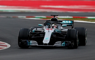 Mercedes sigue a lo suyo