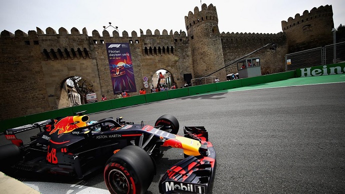 Daniel Ricciardo hace suyas las calles de Baku el viernes