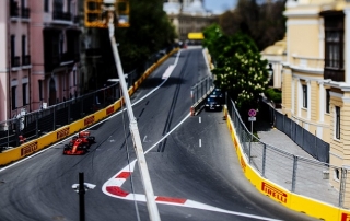 Ferrari se pierde por las calles de Bakú