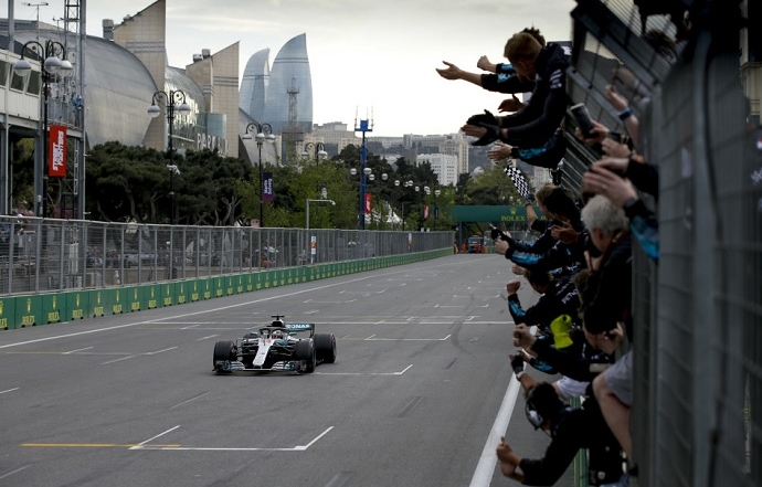 Victoria y drama para Mercedes en Azerbaiyán