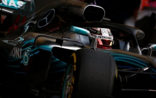 viernes de mercedes: hamilton lento y penalizado con 5 posiciones