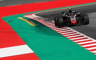 Solida actuación de los Haas en el arranque del GP de España