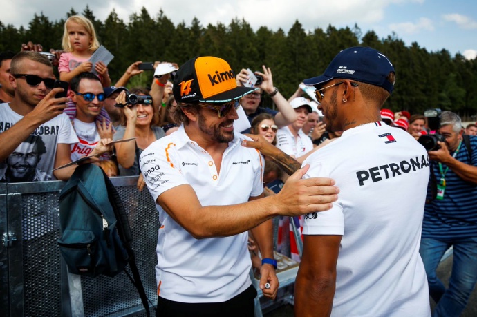 Hamilton: "El error de Alonso fue creer que controlaba el mercado de pilotos"