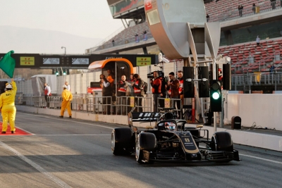 test en barcelona dia 1 haas buen comienzo