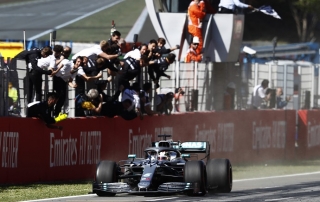 Domingo en España - Mercedes gana, gana y vuelve a ganar