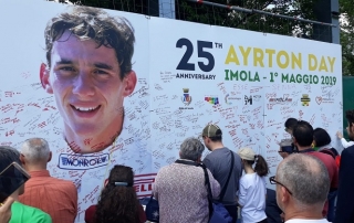 El emotivo homenaje de miles de aficionados en Imola en el 25 aniversario del adios de Senna