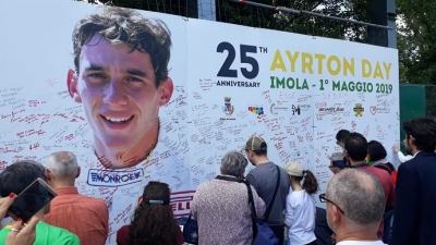 El emotivo homenaje de miles de aficionados en Imola en el 25 aniversario del adios de Senna