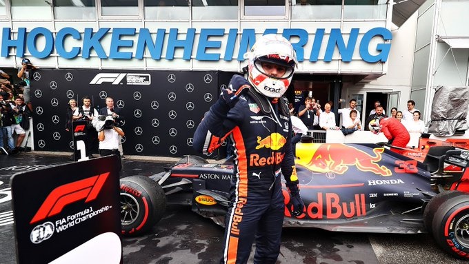 Crónica: Verstappen vence en un caótico GP de Alemania pasado por agua, coches de seguridad y accidentes