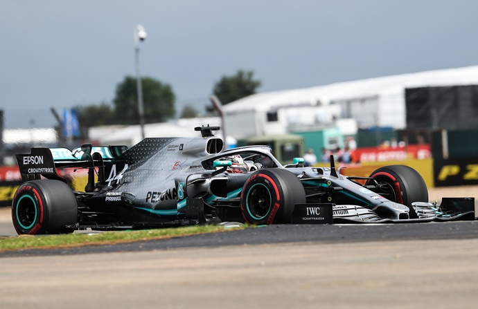 Hamilton vence en la mejor carrera en años; Sainz sexto