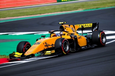 Jack Aitken gana en casa y se lleva la carrera al ‘sprint’ de Silverstone