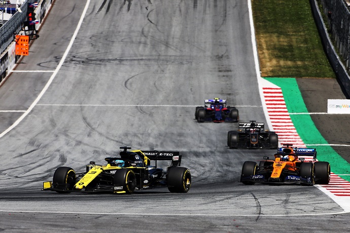 Ricciardo: "Los McLaren son nuestro punto de referencia ahora mismo"