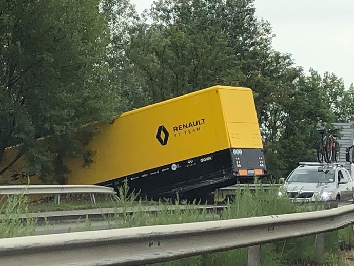 Un camión del equipo Renault sufre un accidente cuando se dirigía al circuito de Hungría