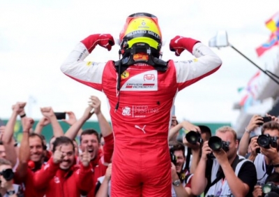 Mick Schumacher aguanta la presión y se estrena en F2