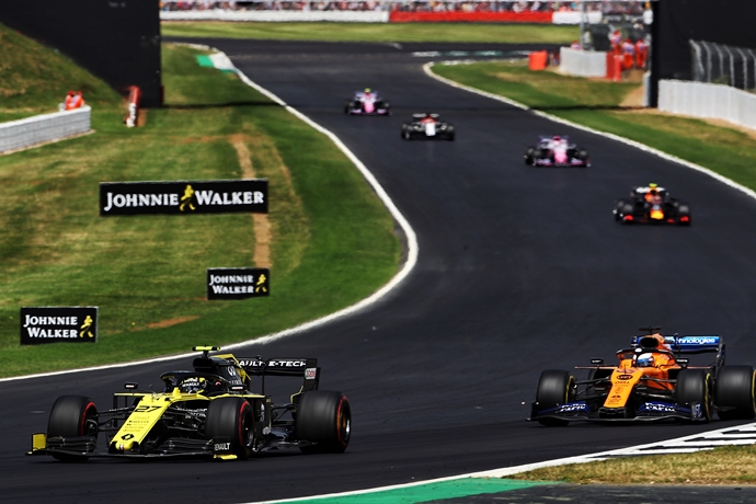 Renault admite que no le es fácil competir contra McLaren