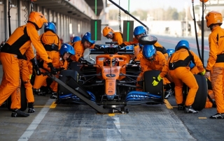 Empleados de McLaren regresan a Gran Bretaña tras cumplir la cuarentena en Australia