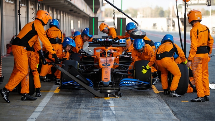 Empleados de McLaren regresan a Gran Bretaña tras cumplir la cuarentena en Australia