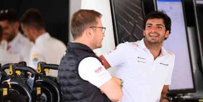 Zak Brown: "Si el coche es rápido, Carlos ganará carreras con Ferrari"
