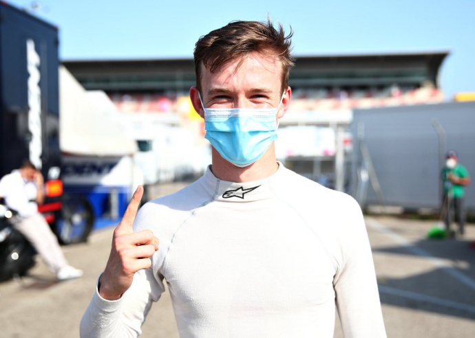 Ilott sigue en racha y logra la pole en Barcelona