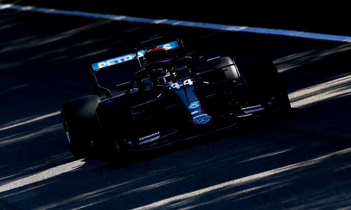 Hamilton lidera otro doblete para Mercedes