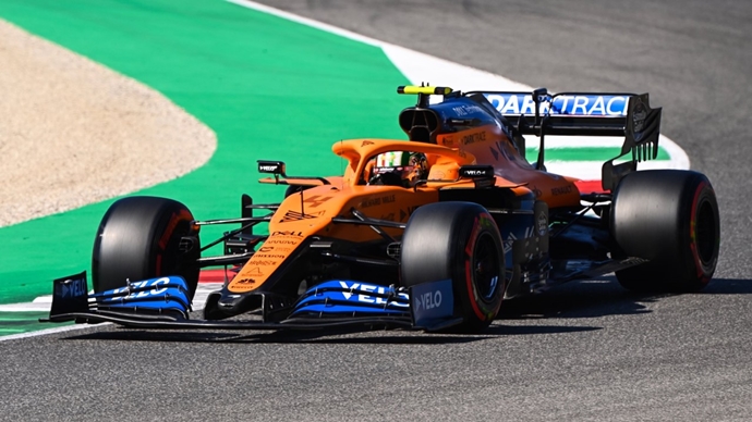 Domingo en La Toscana – McLaren: Norris puntúa en una carrera caótica; Sainz abandona
