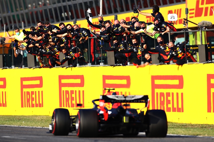 Domingo en La Toscana - Red Bull: Albon logra su primer podio; Verstappen abandona