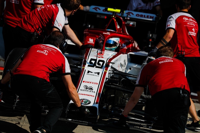 Viernes en Italia - Alfa Romeo cubierto bajo un manto de piedad
