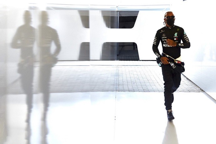 Masi se defiende de las acusaciones de Hamilton: "No importa si fue Lewis o cualquier otro de los 19 pilotos"