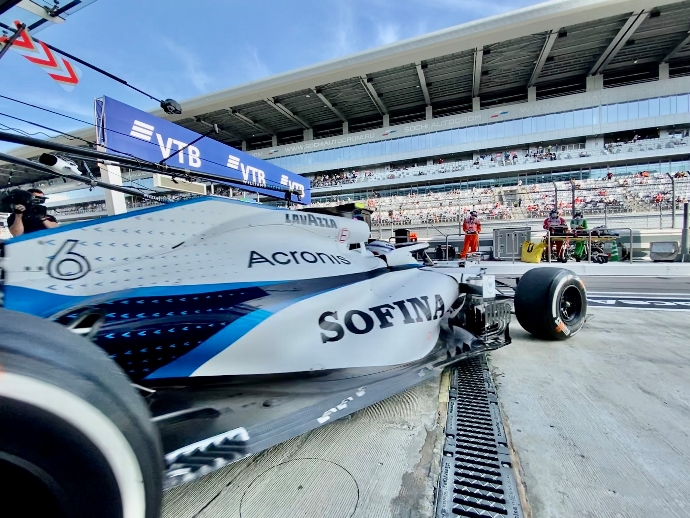 El equipo Williams llegó a Sochi con el caro objetivo de seguir subiendo la pendiente desde el fondo del pelotón. El trabajo del inglés George Russell como el del canadiense Nicholas Latifi fue satisfactorio. Este les dio información a los ingenieros para explorar la respuesta de los compuestos de neumáticos sobre el asfalto ruso. Objetivo de Williams Esta información podrá brindar una rica base para maximizar la puesta a punto de los monoplazas. Junto con esta, se enfocará en que la preparación de los neumáticos sea correcta. El objetivo es alcanzar la Q2 con ambos vehículos en el mejor de los casos. Como es un trazado que esperábamos encontrar un poco complicado, este sería un buen resultado y nos prepararía para otra carrera aceptable. En caso que la Q2 no pueda ser alcanzada por alguno de los Williams, el objetivo B es lograr la mejor de las partidas y aprovechar la recta que lleva a la primera curva intentando la mayor cantidad de sobrepasos, sin poner en riesgo los monoplazas Latifi se despista Ya en pista la primera que tuvieron no fue lo buena que podrían haber esperado. El canadiense Nicholas Latifi encontró un nivel de grip mucho menor que lo anticipado. Esto provocó una salida de pista para su segundo run. El automóvil resultó bastante dañado considerando que el incidente fue bastante inocuo. El team logró repararlo, reemplazando todos los componentes dañados y, aunque Nicholas perdió los primeros 20 minutos de la FP2, su auto volvió a las especificaciones de carrera completas. El canadiense recuperó el andar programado de su vehículo en condiciones de tanques llenos y medios. Opina Nicholas Latifi Una vez concluidas las prácticas, Nicholas Latifi dio su punto de vista sobre las mismas: “Sobrepasé el límite en la FP1. La pista estaba muy verde, muy polvorienta, lo que es una característica de esta pista para la primera sesión. Yo fui el que salió primero a la pista y tuve el incidente más grande. Fue lamentable, ya que mis muchachos tuvieron mucho trabajo por hacer para que el coche volviera a funcionar. Hicieron una gran labor y aún pudimos completar la mayor parte del programa en la Libre 2, así que muchas gracias a ellos. En esta me sentí mucho mejor e incluso con el tiempo perdido en la pista, me sentí más cómodo con el coche. Las simulaciones de clasificación y las carreras parecían prometedoras, lo que nos ha dado algunos datos interesantes para analizar de cara a mañana. George Russell busca ritmo de carrera El piloto británico y líder de la escuadra también enfocó su labor a la respuesta de los neumáticos. Su principal preocupación es mejorar el ritmo de competencia que, a su juicio, es una materia pendiente en el team de Didcot. Russell explicó una vez que se apeó de su monoplaza: “Hoy probamos algunas cosas diferentes en el coche para ver cómo reaccionarían los neumáticos, ya que es algo en lo que tenemos que trabajar para conseguir un poco más de ritmo el día de la carrera. Por lo tanto, estábamos analizando cuánto se vería comprometido nuestro rendimiento de clasificación para ayudarnos más el domingo. Todavía no sabemos el resultado, pero como es una recta larga hasta la curva dos, es potencialmente menos importante dónde clasificas en este circuito, ya que pueden pasar muchas cosas en esa primera curva y el comportamiento de los neumáticos es a menudo un poco impredecible. Mañana George Russell y Nicholas Latifi tendrán una oportunidad más de mejorar el ritmo y de buscar las mejores condiciones para mostrar su verdadero juego para el momento de la clasificación. Imágenes: Williams Racing
