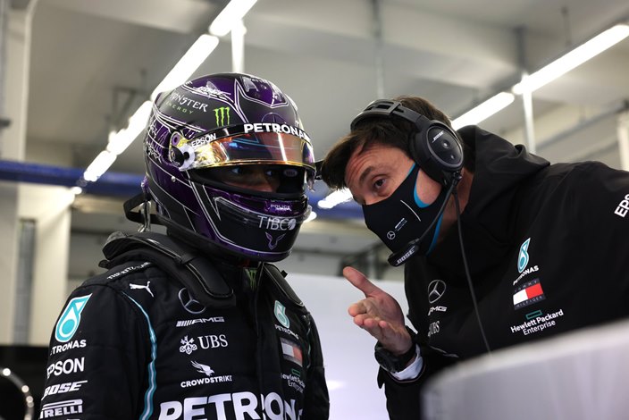 Mercedes buscará renovar a Hamilton tras finalizar la temporada
