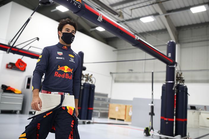 Checo Pérez completa su primer día en la fábrica de Red Bull