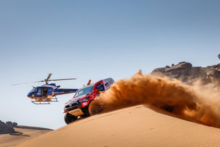 Dakar 2021 – Etapa 2: Al-Attiyah recupera tiempo y Peterhansel le quita el liderato a Sainz