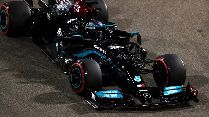 Crónica del GP de Baréin: Hamilton vence a Verstappen en la primera carrera del año