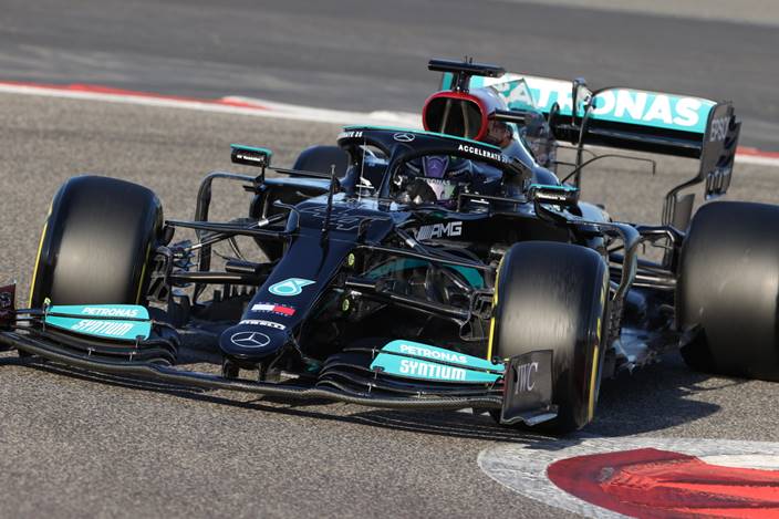 Mercedes sigue sin comprender los problemas en la parte trasera del W12