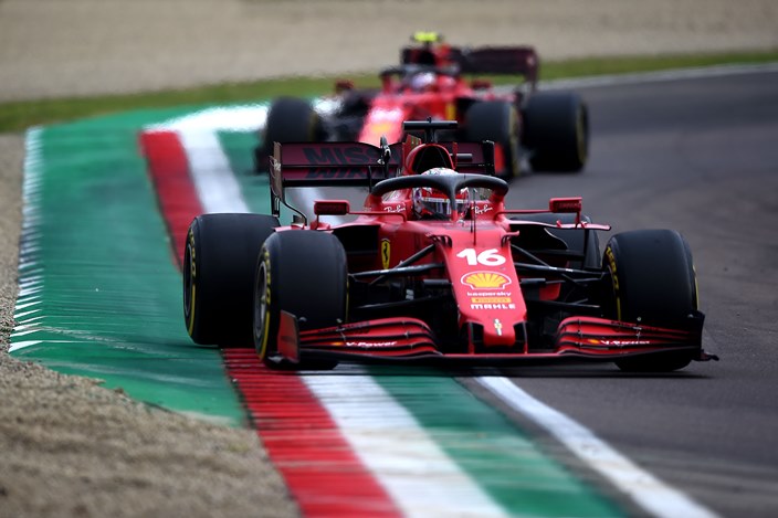 Domingo en Emilia Romaña – Ferrari logra el top 5 con Leclerc y Sainz