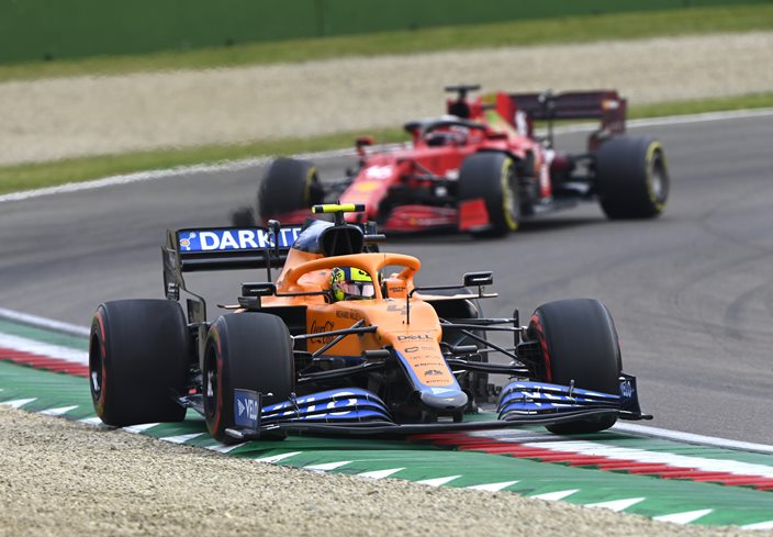 McLaren seguirá centrándose en la lucha contra sus rivales antes del futuro