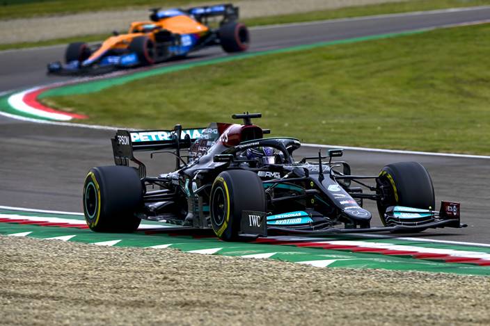 Domingo en Emilia Romaña – Mercedes: Hamilton salva un domingo negro