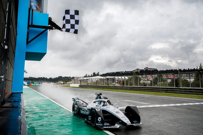 De Vries gana el #ValenciaEPrix en medio de un desastre energético