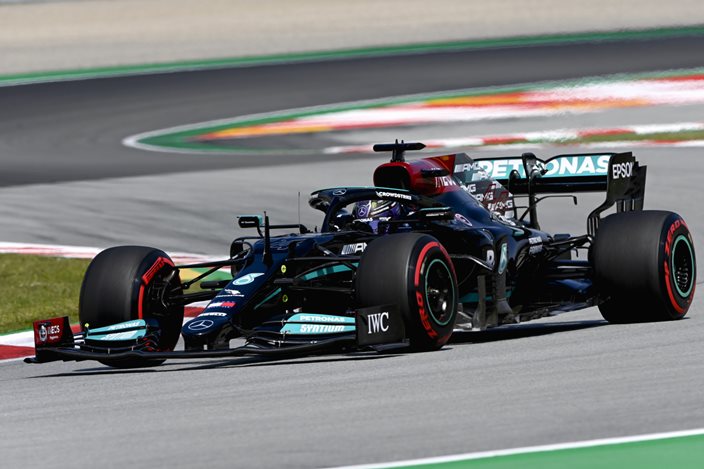 Hamilton vence en el GP de España ante la mala estrategia de Red Bull