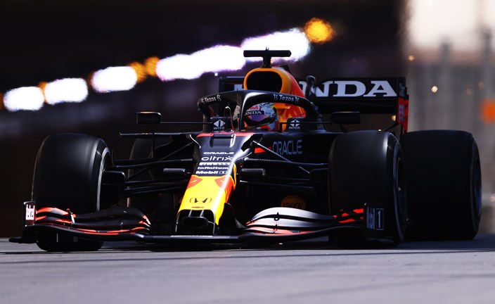 Verstappen domina y gana en Mónaco ante la debacle de Leclerc; Sainz termina segundo