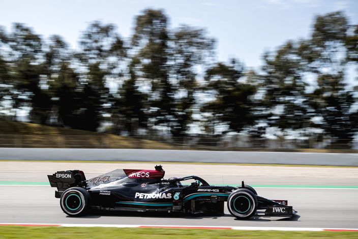 Hamilton lidera la FP2 para seguir con el dominio de Mercedes en Barcelona