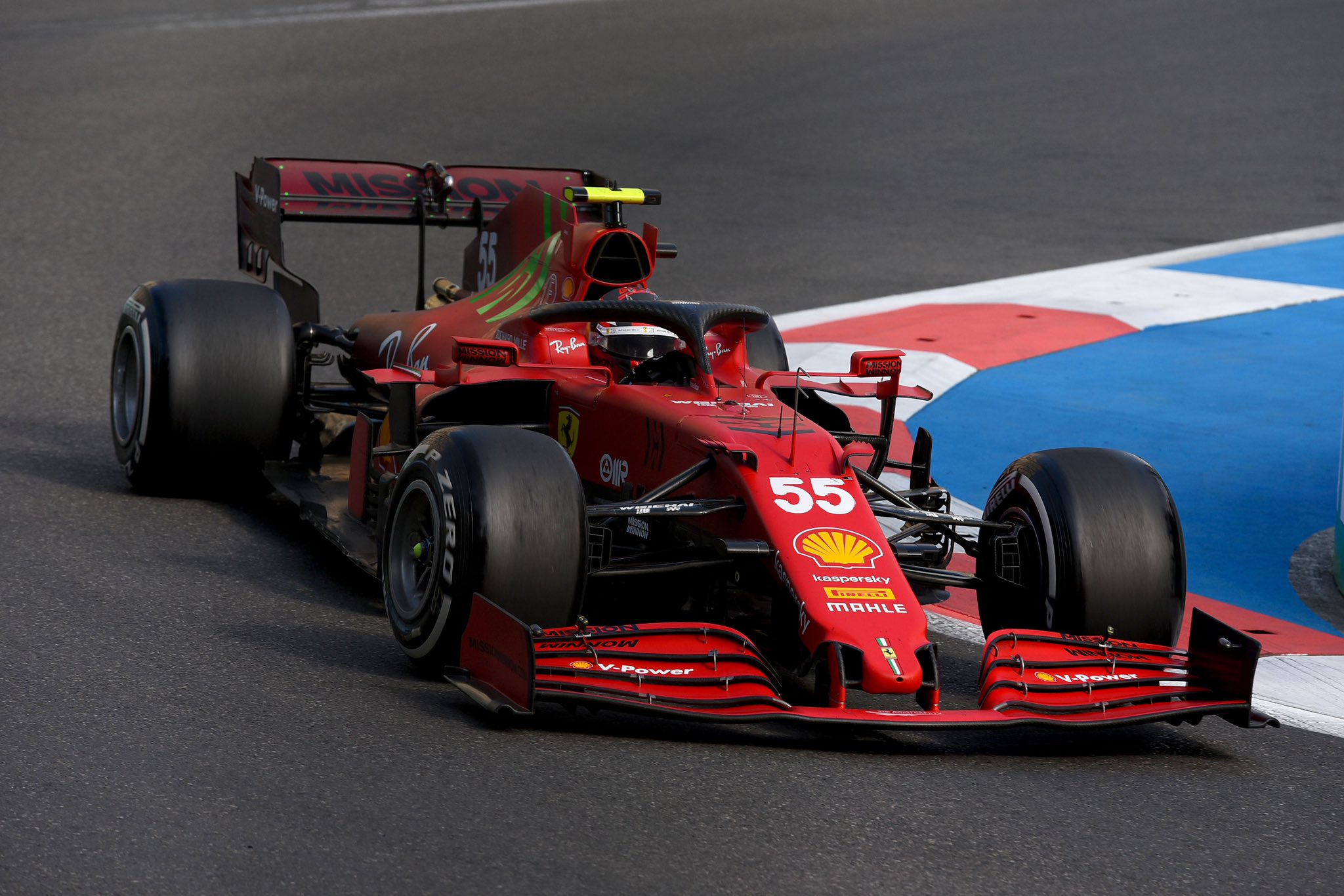Domingo en Azerbaiyán - Ferrari sobrevive y suma valiosos puntos