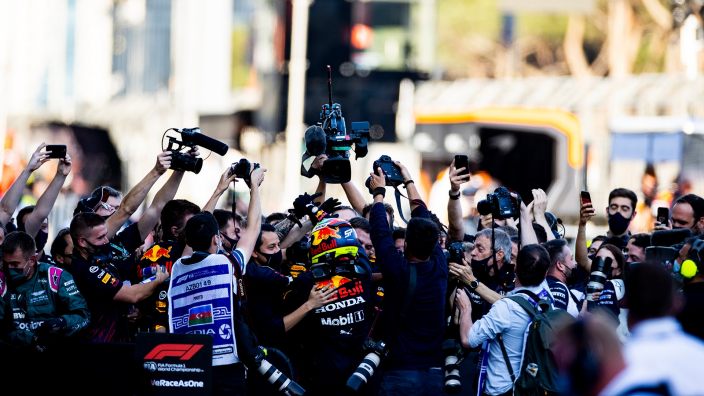 Verstappen valora de forma "positiva" la victoria de Checo en Bakú