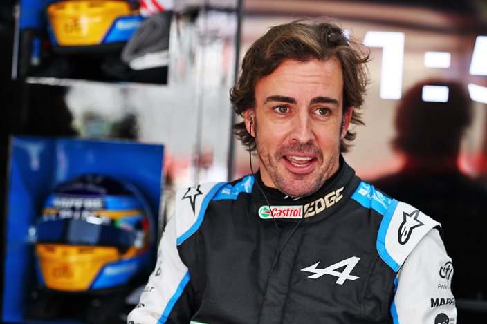 Prost, sobre el rendimiento de Alonso: "Es un coche nuevo, un equipo nuevo, y además lleva dos años sin pilotar en la F1"