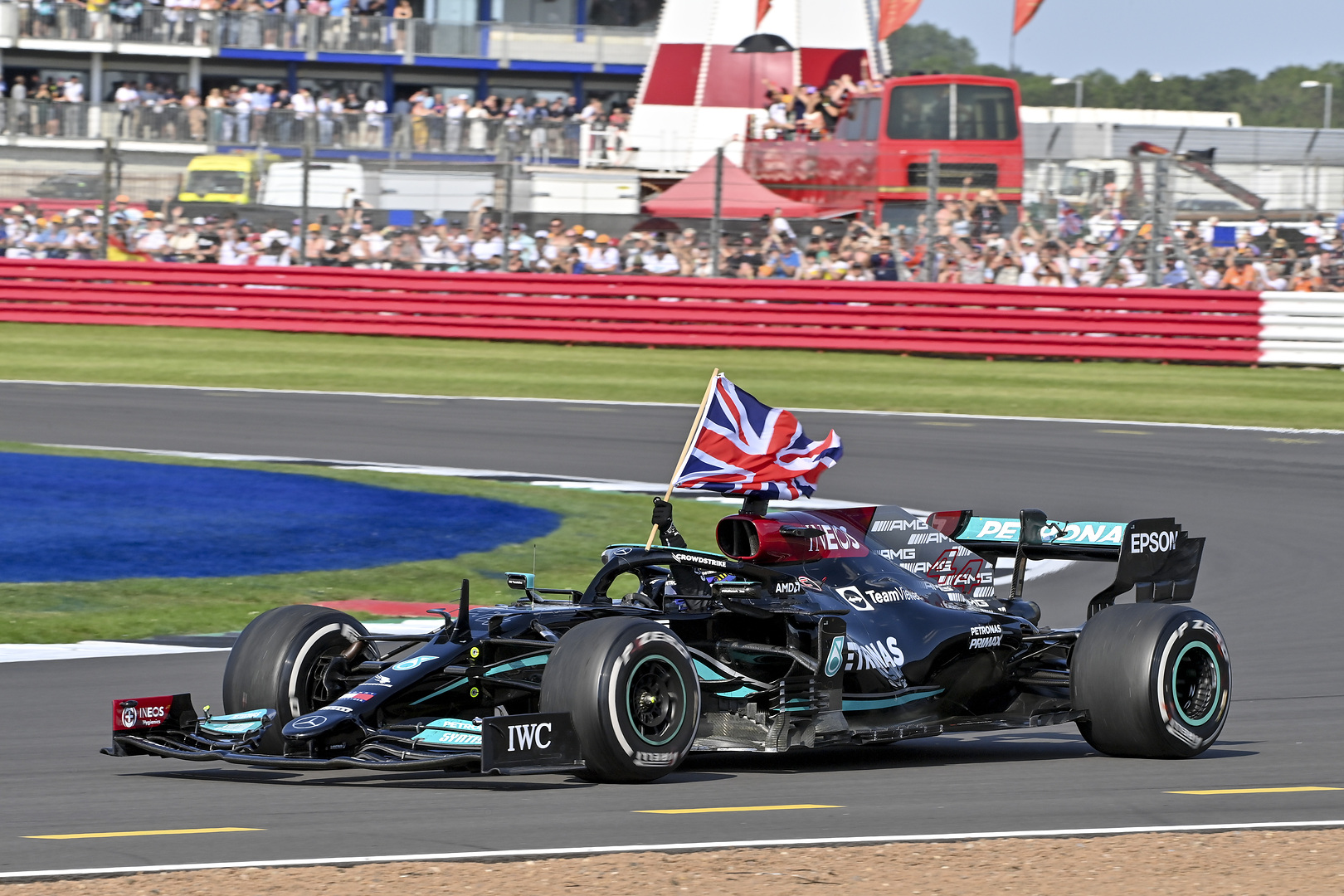 Domingo en Gran Bretaña - Mercedes se lleva una polémica victoria con Hamilton