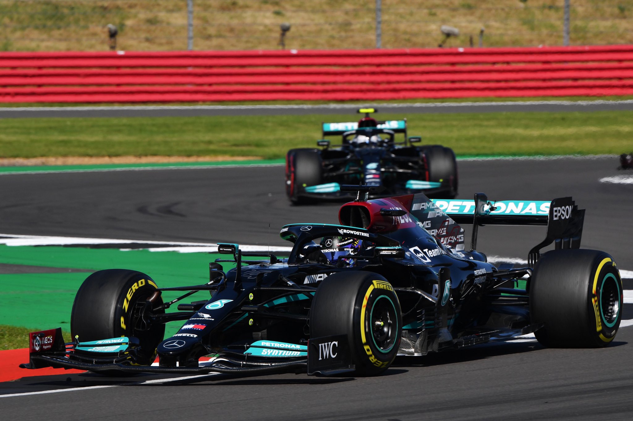 Hamilton se lleva la victoria del GP de Gran Bretaña ante el polémico golpe con Verstappen