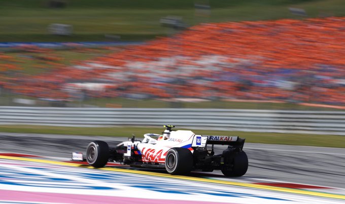 Domingo en Austria Haas no consigue salir del pozo