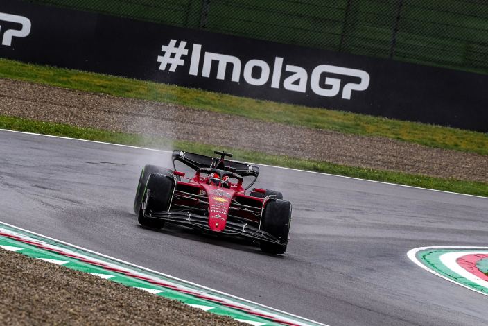 La lluvia no frena a Leclerc que lidera los primeros libres en Imola; Sainz, 2º