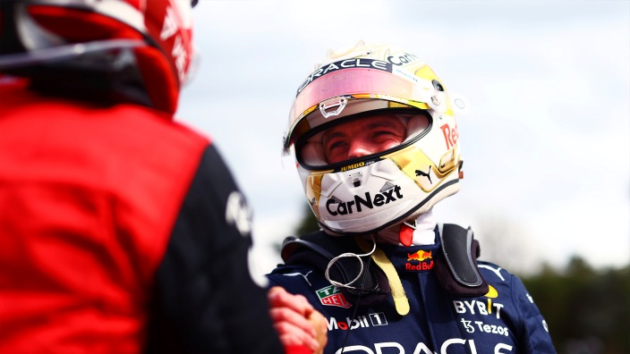 Verstappen le roba la victoria a Leclerc en la primera carrera sprint del año