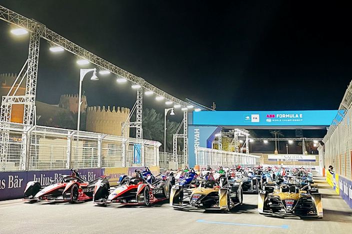 Un EPrix/GP nocturno bajo la luz de DZ Engineering